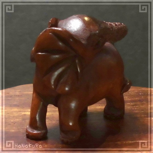 つげ 根付け 木彫り 彫刻 290 振り返り象 ゾウ | 木彫り根付け,つげ